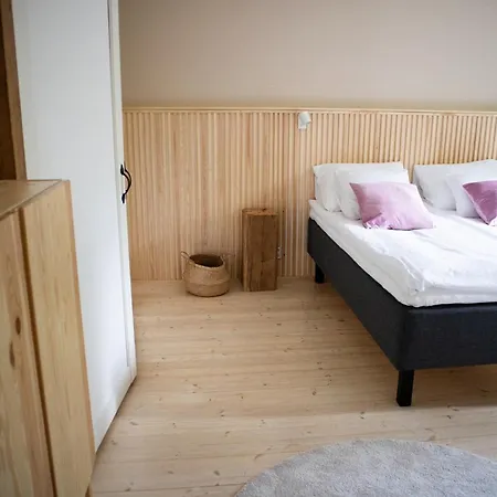 Tahlo Hillhouse And Underhill & Sauna Mutala