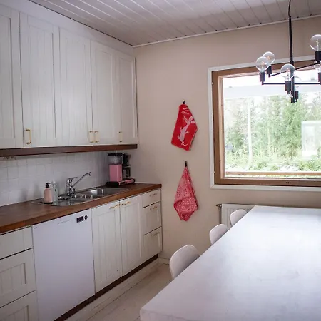 Tahlo Hillhouse And Underhill & Sauna Mutala