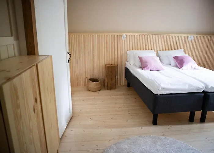 Tahlo Hillhouse And Underhill & Sauna Mutala